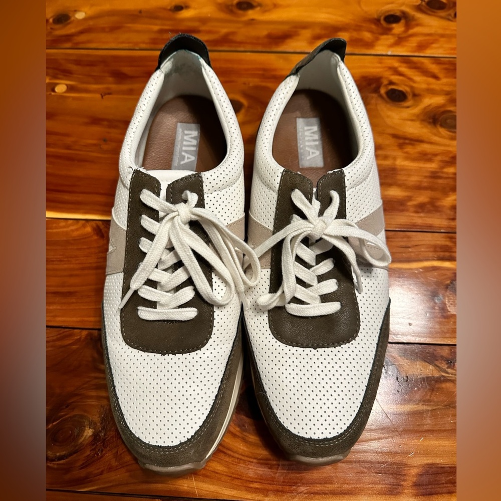 MIA retro sneakers size 10